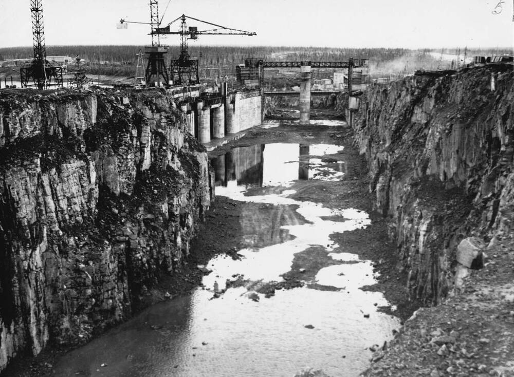 Фотография видовая. Подводящий канал Усть-Хантайской ГЭС на правом берегу. 1960-е гг.