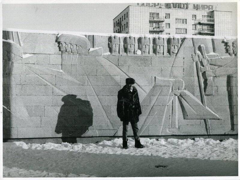 Фотография. Шардаков П.Ф. у монумента Уральскому Добровольческому танковому корпусу.