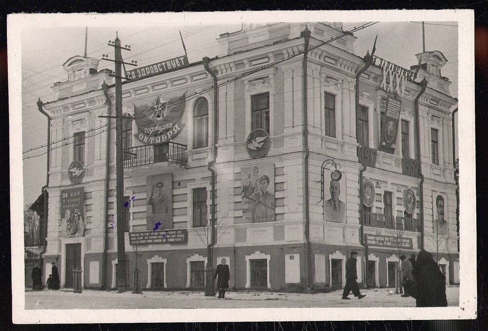 Фотография: Дом купца Маркова- владельца кирпичного завода, расположен на углу ул. Гагарина и Азина.