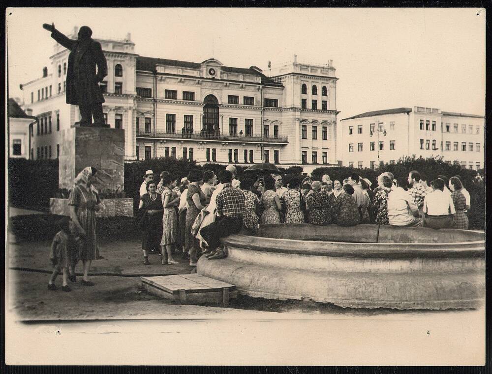 Фотография: Экскурсия туристов парохода Алексей Толстой на Красной площади.