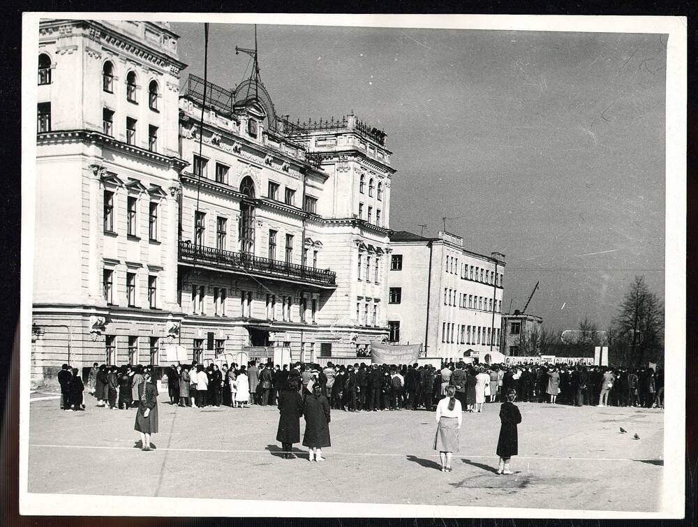 Фотография. Вид Красной площади, здание исполкома. г.Сарапул