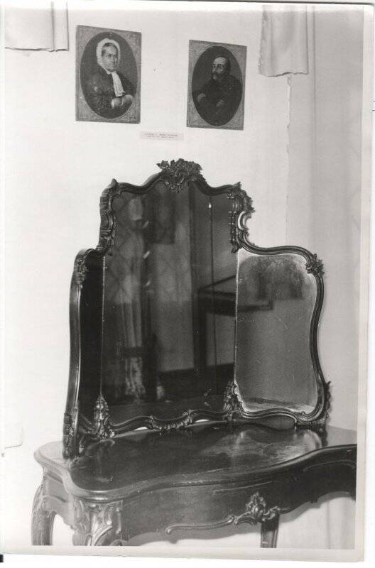 Фотография. Туалетный столик с трюмо. Выставка, посвященная 70-летию Осташковского музея.
