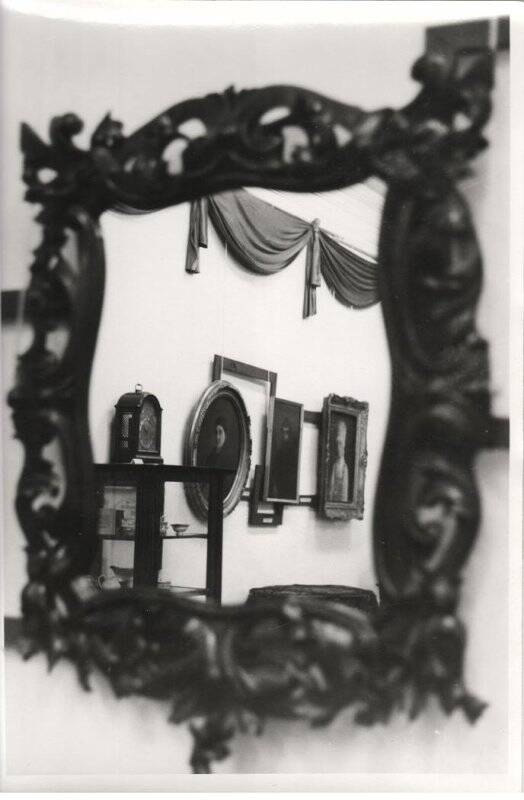 Фотография. Вид картин на стене в зеркале. Выставка, посвященная 70-летию Осташковского музея.