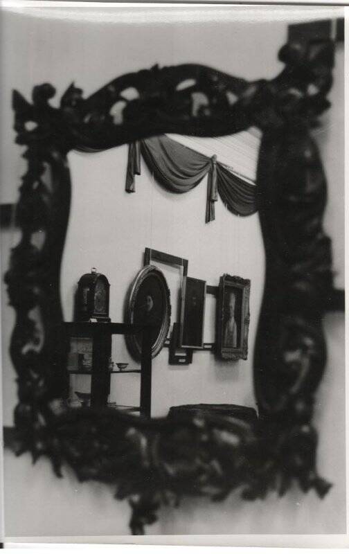 Фотография. Вид картин на стене в зеркале. Выставка, посвященная 70-летию Осташковского музея.