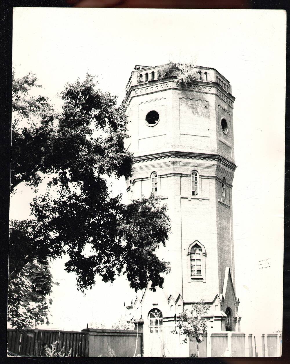Фотография: водонапорная башня по ул.Некрасова.  СССР, УАССР, г.Сарапул, 1978 г.