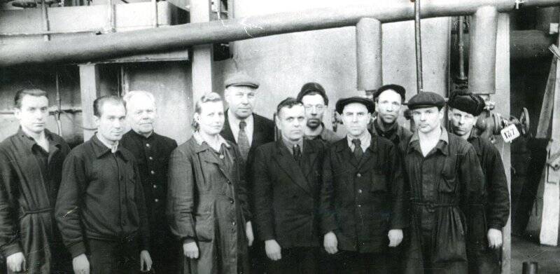 Фотография черно-белая. Работники ТЭЦ Металлургического завода