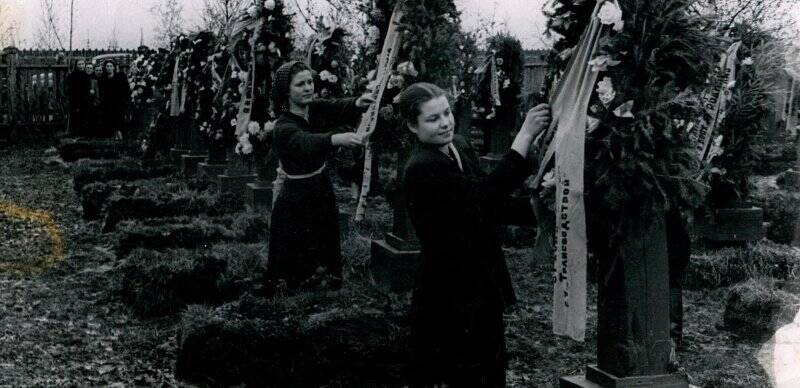 Фотография черно-белая. Возложение венков на кладбище Жертв революции в 1957 году