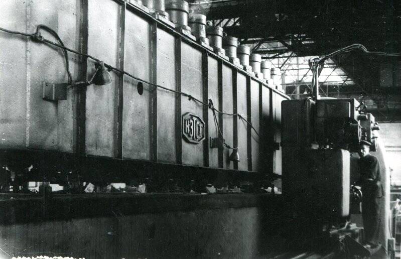 Фотография черно-белая. ЧМЗ. Новое оборудование в механическом цехе металлургического завода в 1957 году