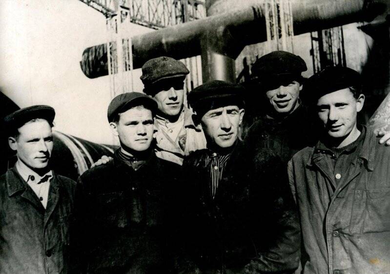 Фотография черно-белая. Группа монтажников стальмонтажа - строители завода