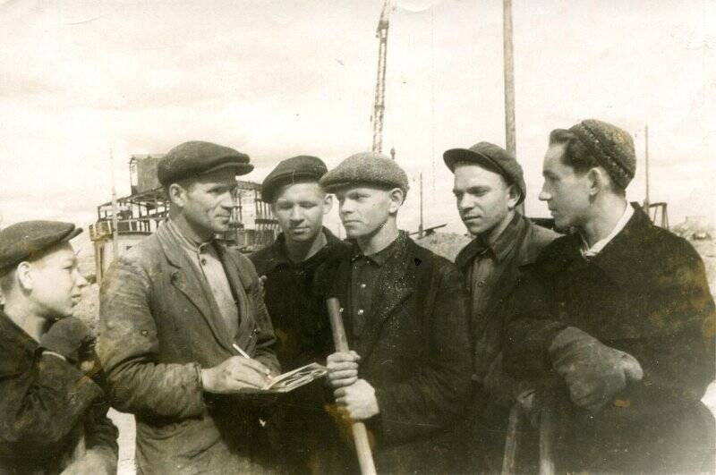Фотография черно-белая. Молодые строители прибывшие на строительство завода по комсомольским путевкам