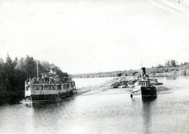 Фотография черно-белая. По реке Ковжа