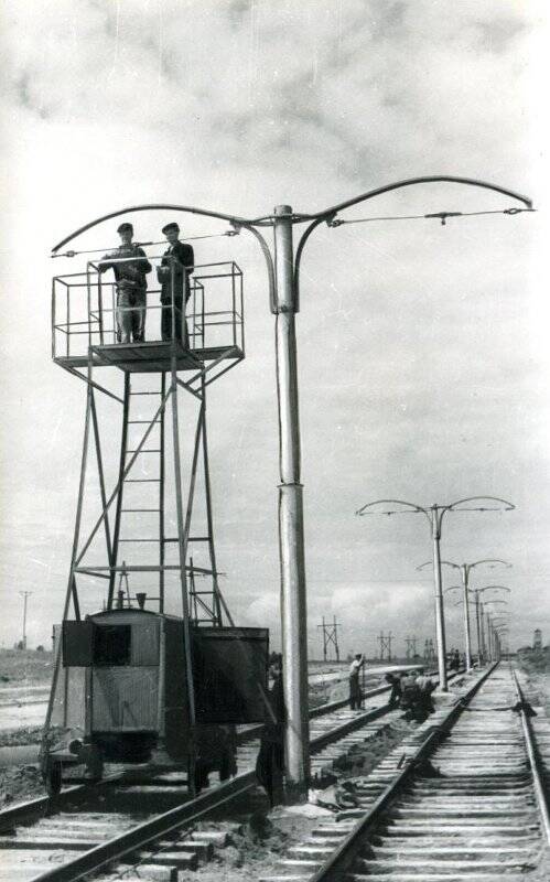Фотография черно-белая (Строительство трамвая?), натягивание проводов на трамвайные столбы