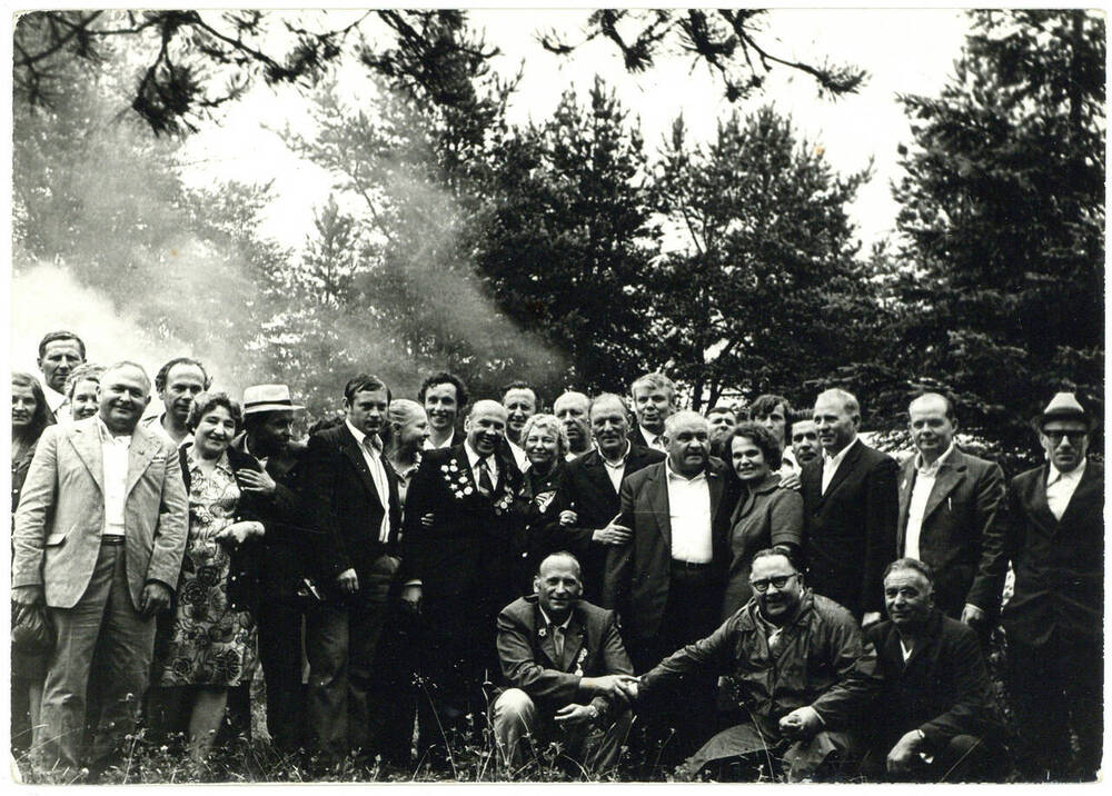 Фотография групповая. Встреча ветеранов партизанской бригады Смерть фашизму