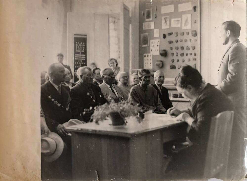 Фотография сюжетная, встреча однополчан 182 стрелкового Камышинского полка с музее 9 мая 1966 года