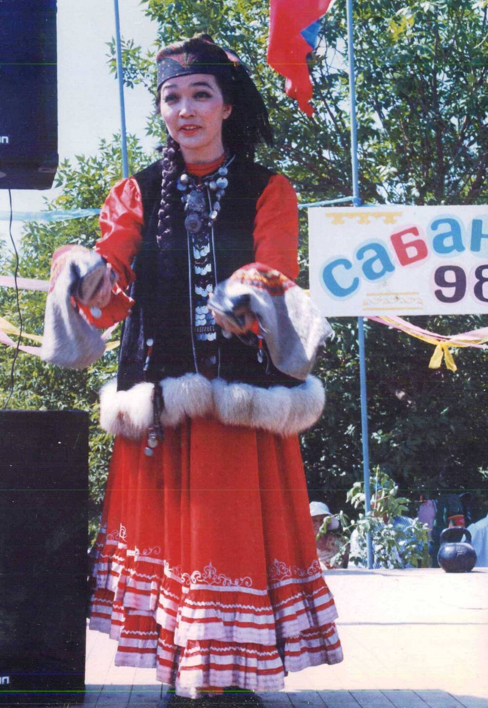 Фото. Акназарова Гульназ Вакилевна, уроженка с. Темясово, 1962 г.р. Заслуженная артистка РБ. (1997 г.) на сцене на Сабантуе- 1998 г.  (21,5*14,5 см)