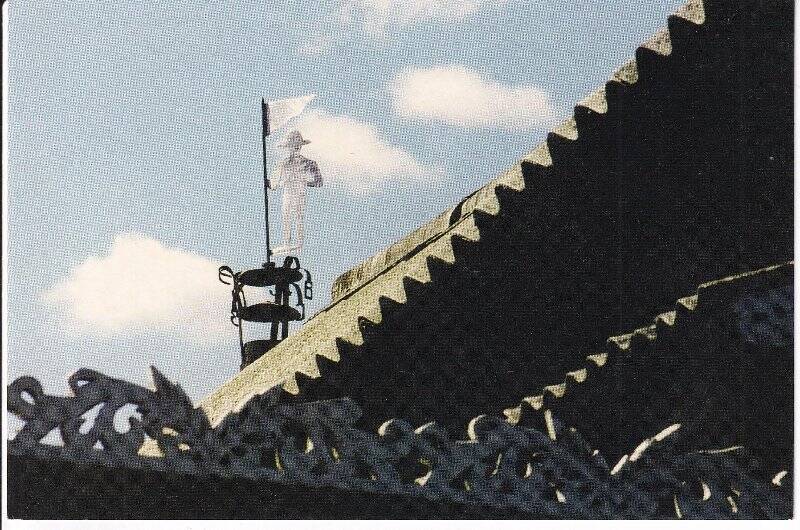Открытка с изображением фрагмента крыши дома в стиле модерн в г. Кимры. 2000 г.