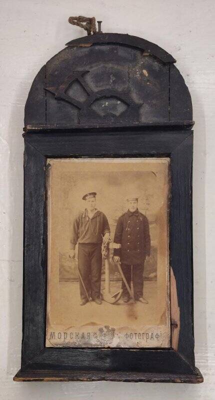 Фотография 2 моряков в чёрном деревянном окладе.