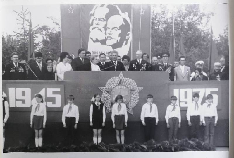 Фотография. Празднование 30-летия Великой Победы в Валуйках