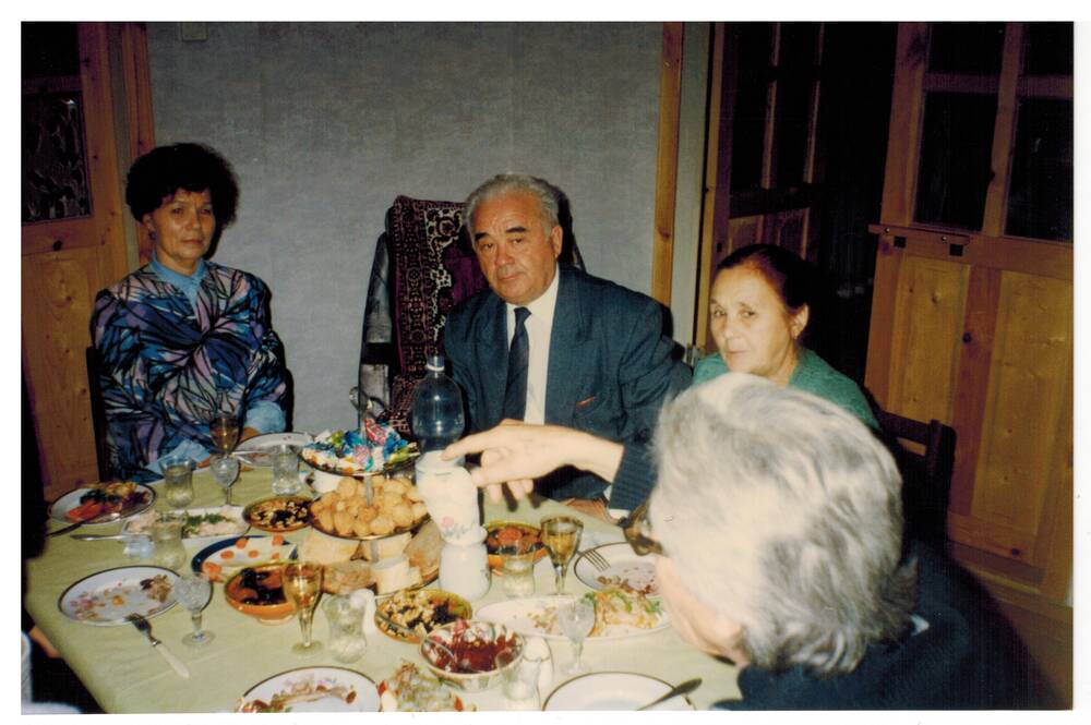Цветное фото. А.Хакимов среди семьи и родственников.