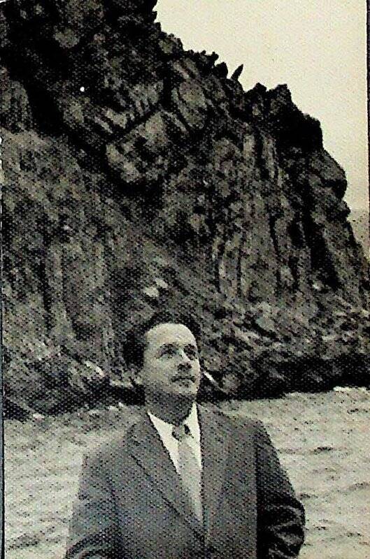 Фотография. Вениамин Андреевич Воробьев на фоне моря и скалы.