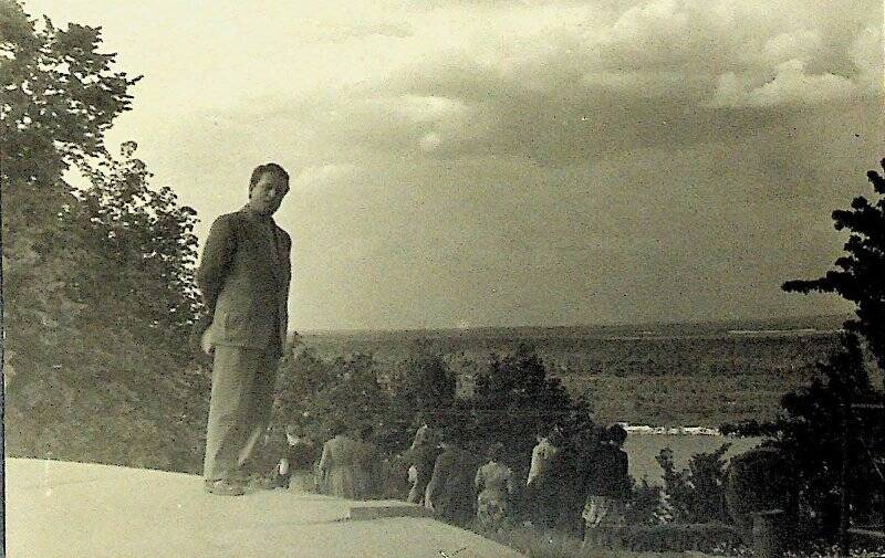 Фотография. Вениамин Андреевич Воробьев на высоком берегу реки.