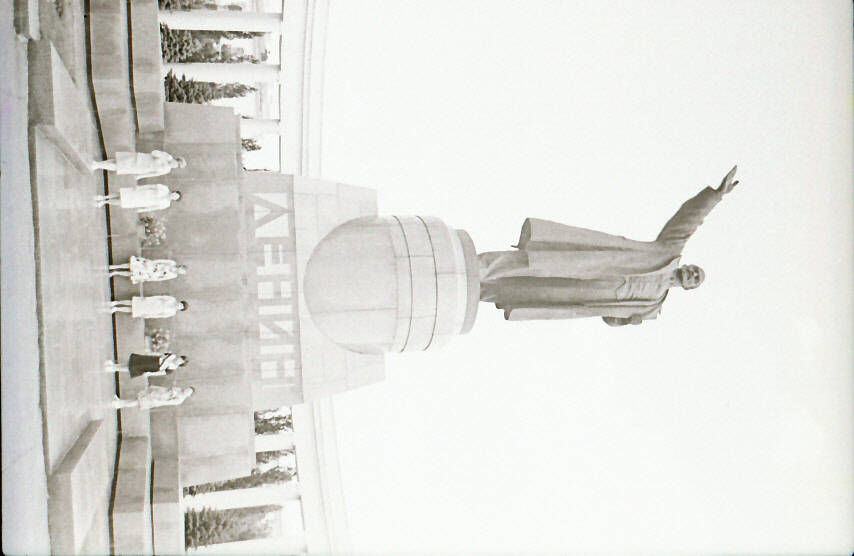 Негатив. Делегаты III областного слета женщин возлагают цветы к памятнику В.И. Ленину.