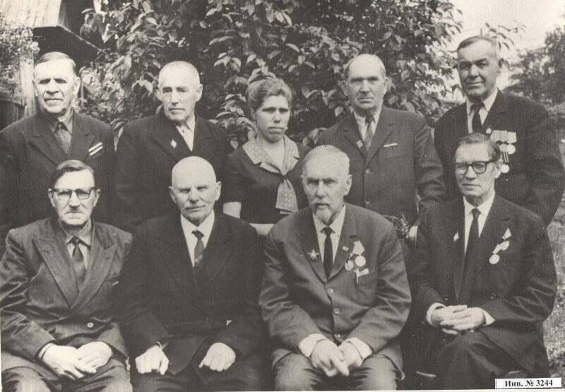 Групповое фото  Овчинников Г.И. с ветеранами Великой Отечественной войны