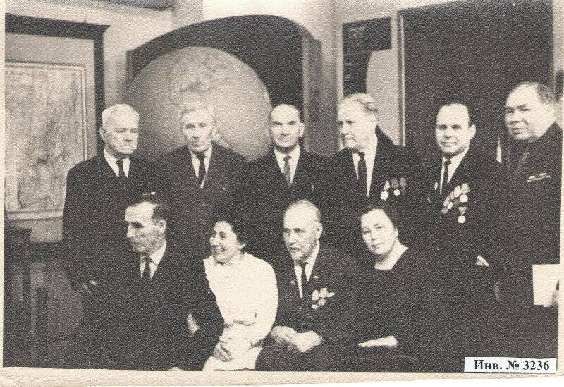 Групповое фото участников торжественного заседания в Пермском областном краеведческом музее (в центре Г.И.Овчинников)