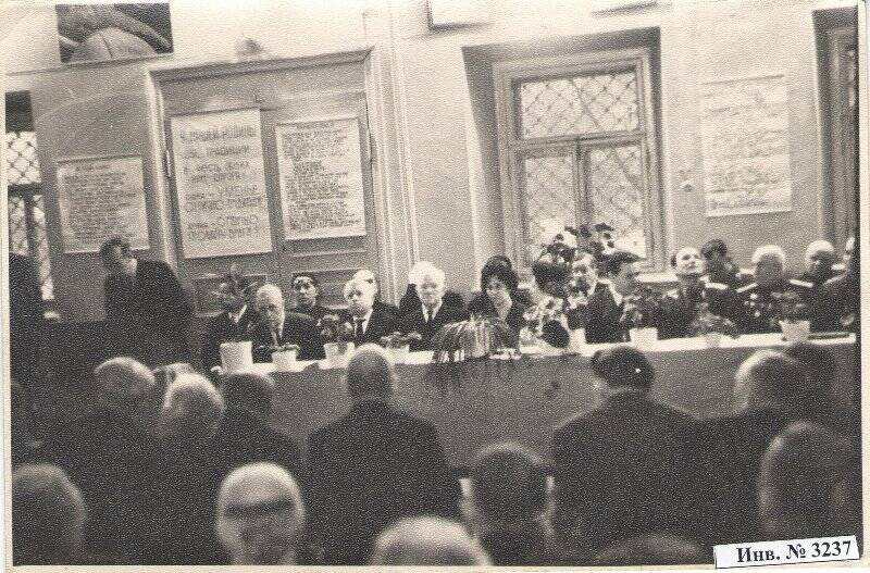 Групповое фото президиума торжественного заседания в Пермском областном краеведческом музее (первый слева Г.И.Овчинников)