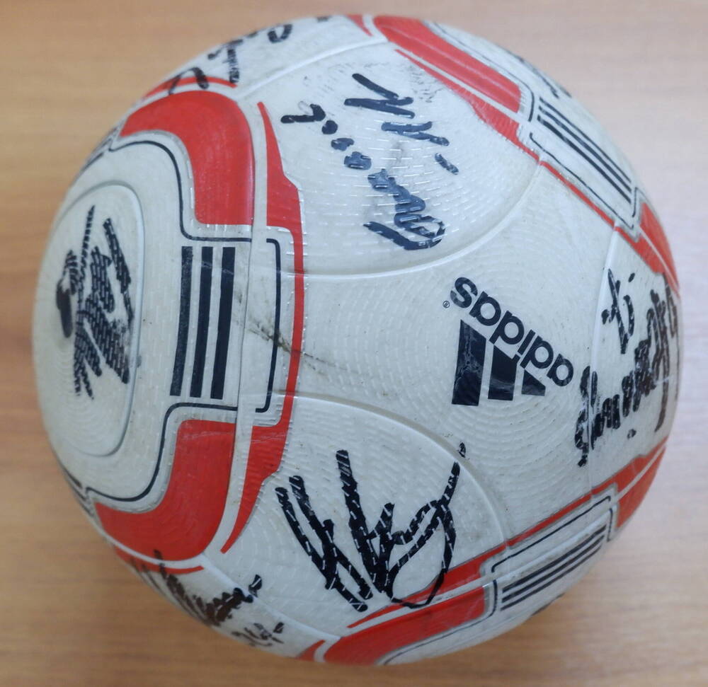 Мяч футбольный фирмы «Adidas» 
с автографами игроков футбольного клуба 2-й Бундеслиги Германии «St. Pauli».
