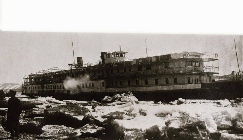 Фотография видовая. Один из первых пароходов, на котором прибыли комсомольцы - пароход «Рыбак». 1933 г.