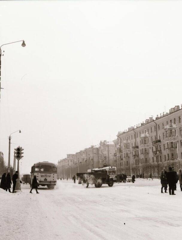 Фотография  сюжетная. Транспорт на ул. Мира г. Комсомольска-на-Амуре.