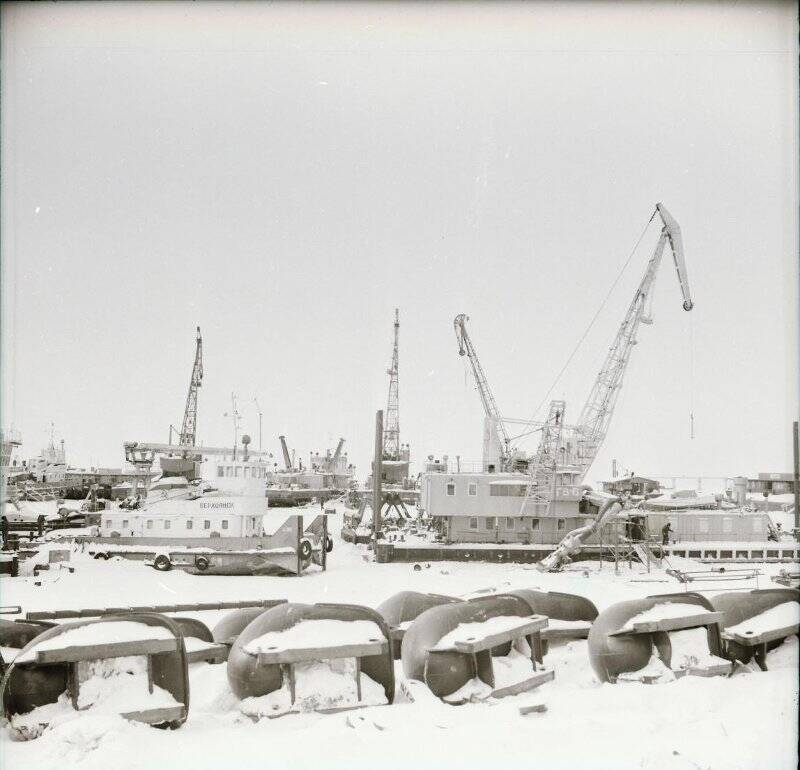 Фотография  сюжетная. Зимняя стоянка судов речного порта.