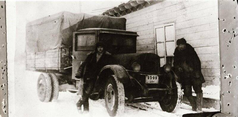 Фотография видовая. Участники автоколонны по перевозке грузов. 1933 г.