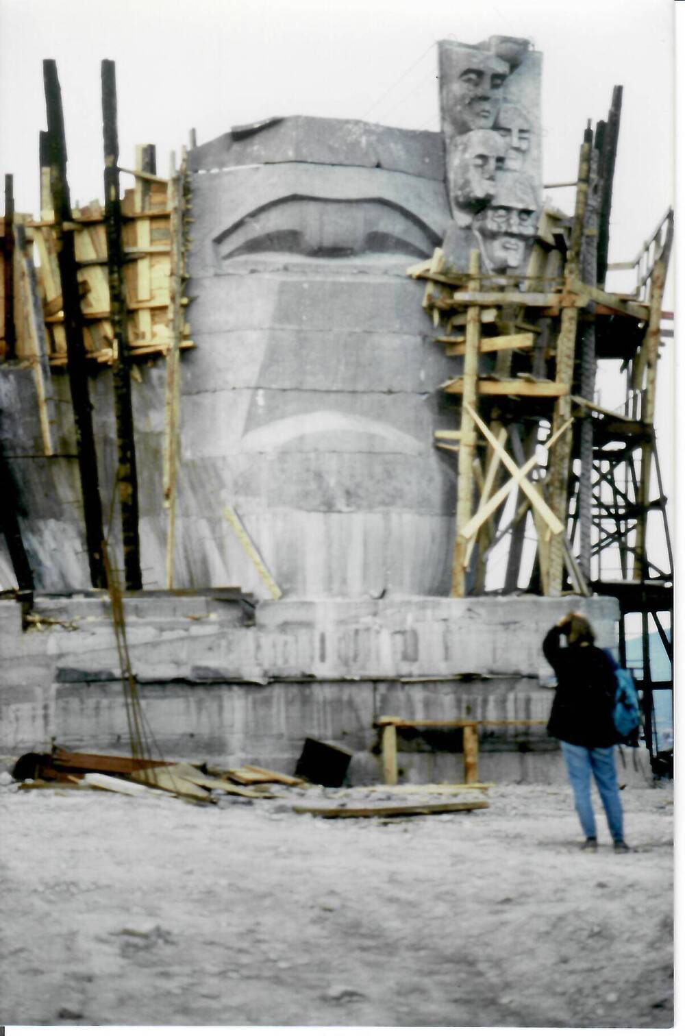 Фотография цветная, глянцевая печать, строительство монумента «Маска Скорби», нижняя лицевая  часть монумента и маски-лики, г. Магадан, 1990-е гг.