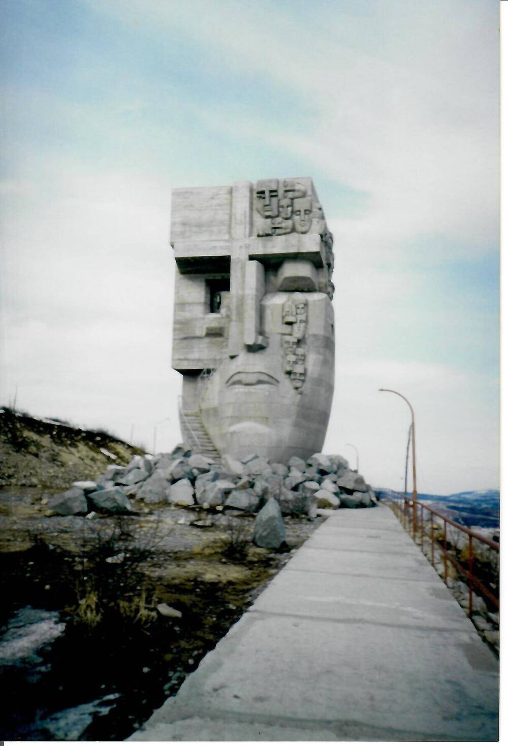 Фотография цветная, матовая печать. Монумент «Маска Скорби», г. Магадан,  1990-е гг.