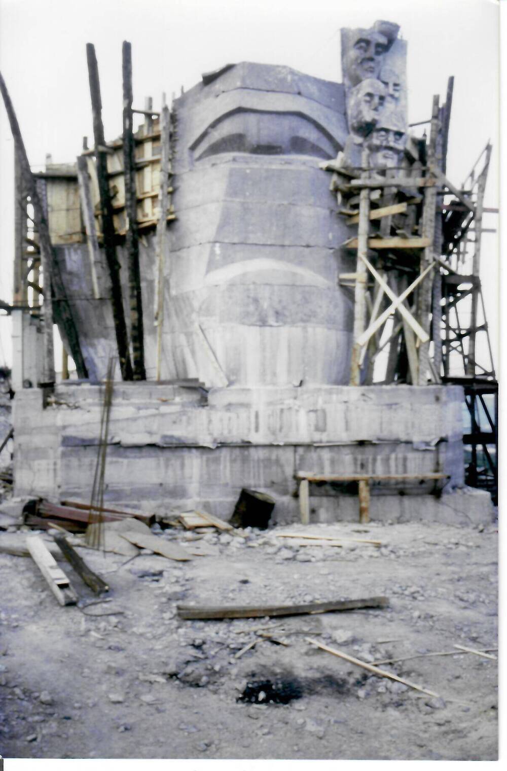 Фотография цветная, глянцевая печать, строительство монумента «Маска Скорби», нижняя лицевая часть монумента и маски-лики, г. Магадан, 1990-е гг.