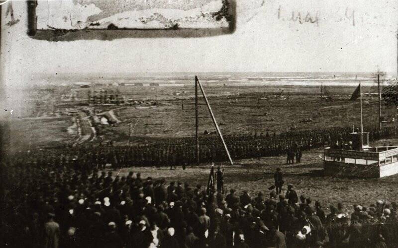 Фотонегатив  сюжетный. Копия с фотографии «Демонстрация трудящихся г. Комсомольска-на-Амуре 1 мая 1934 года».