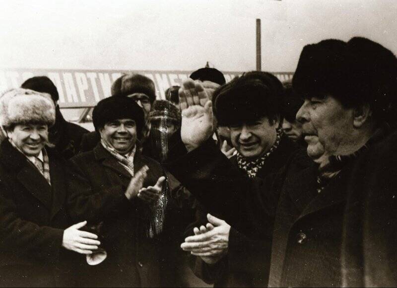 Фотонегатив  сюжетный. Встреча Л.И. Брежнева с рабочими завода им. Ю.А. Гагарина во время пребывания в г. Комсомольске-на-Амуре.