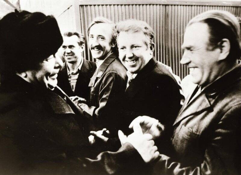 Фотонегатив  сюжетный. Встреча Л.И. Брежнева с рабочими завода им. Ю.А. Гагарина во время пребывания в г. Комсомольске-на-Амуре.