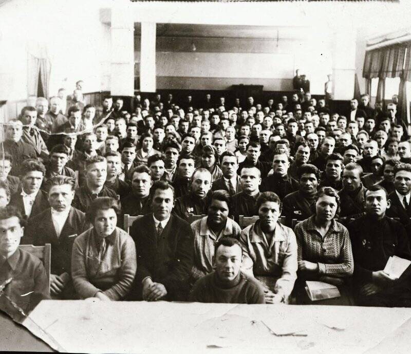 Фотонегатив групповой. Копия фотографии «Зал в момент первой конференции ВЛКСМ, 1936 г.»