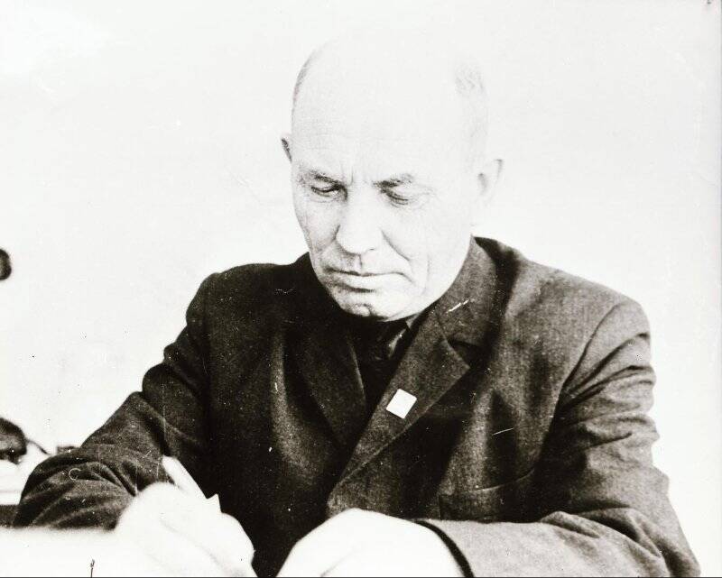 Фотонегатив портретный. Н.Ф. Ференцев - первый парторг стройки г. Амурска, 1960 г.