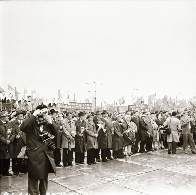 Фотонегатив сюжетный. Митинг трудящихся, посвящённый встрече почётных гостей, прибывших на празднование 50-летнего юбилея г. Комсомольска-на-Амуре.