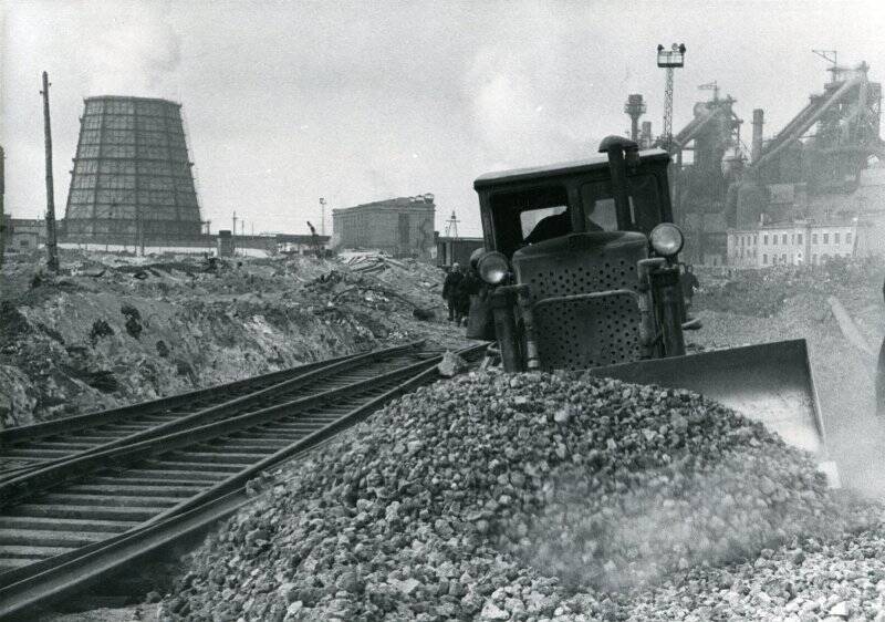 Фотография черно-белая. ЧМЗ. Строительство железнодорожных путей к мартеновскому цеху
