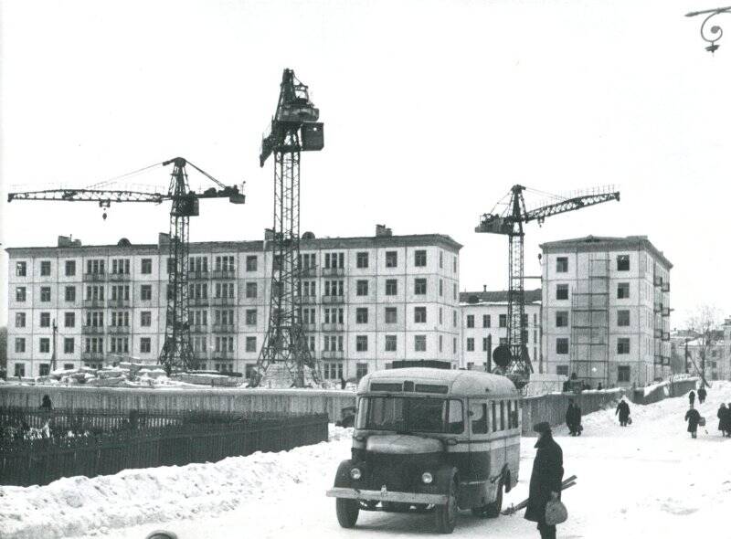 Фотография черно-белая. Строительство крупнопанельных домов в 104-м квартале
