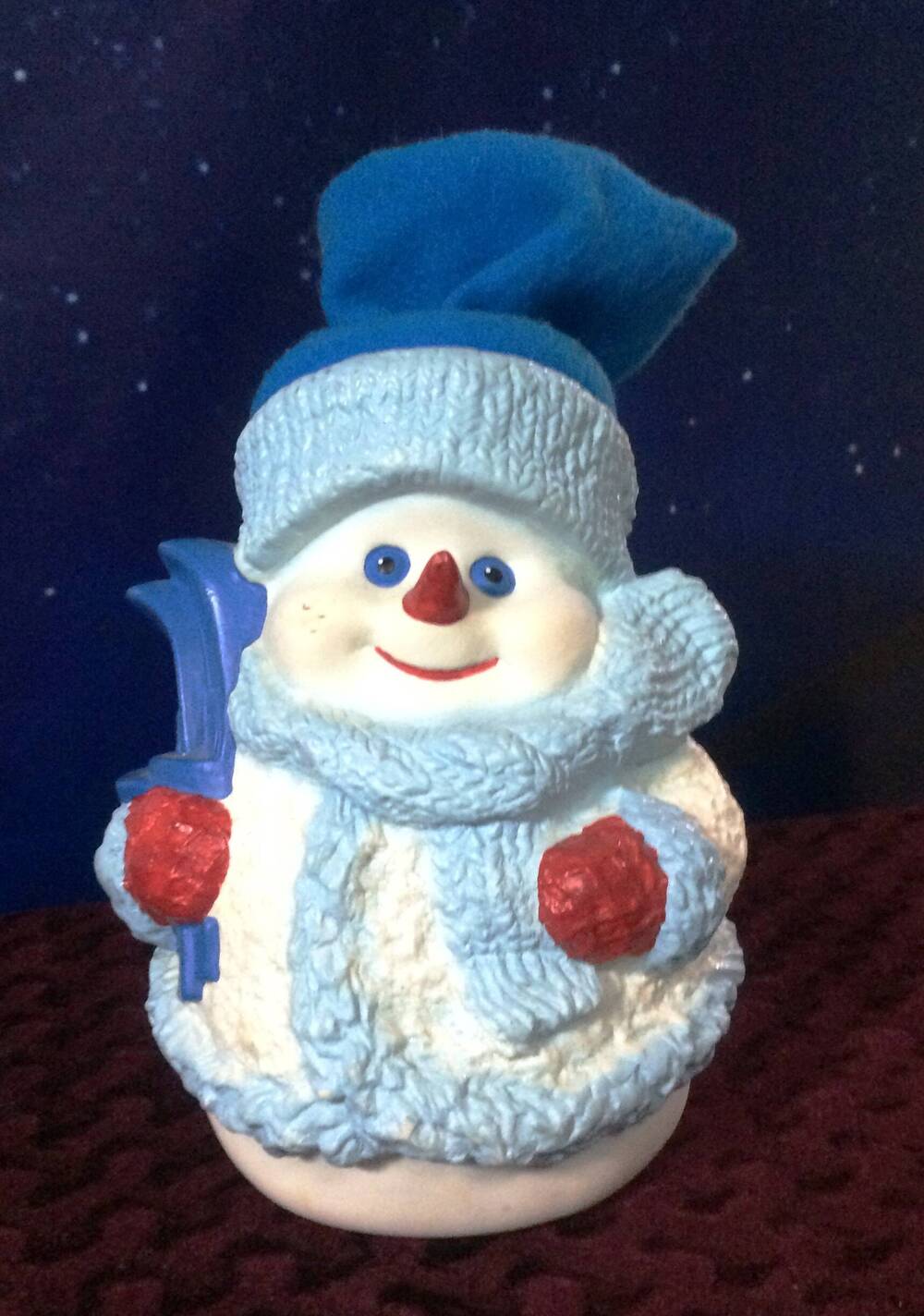 Подарочная упаковка «Снеговик», белого и голубого цвета.