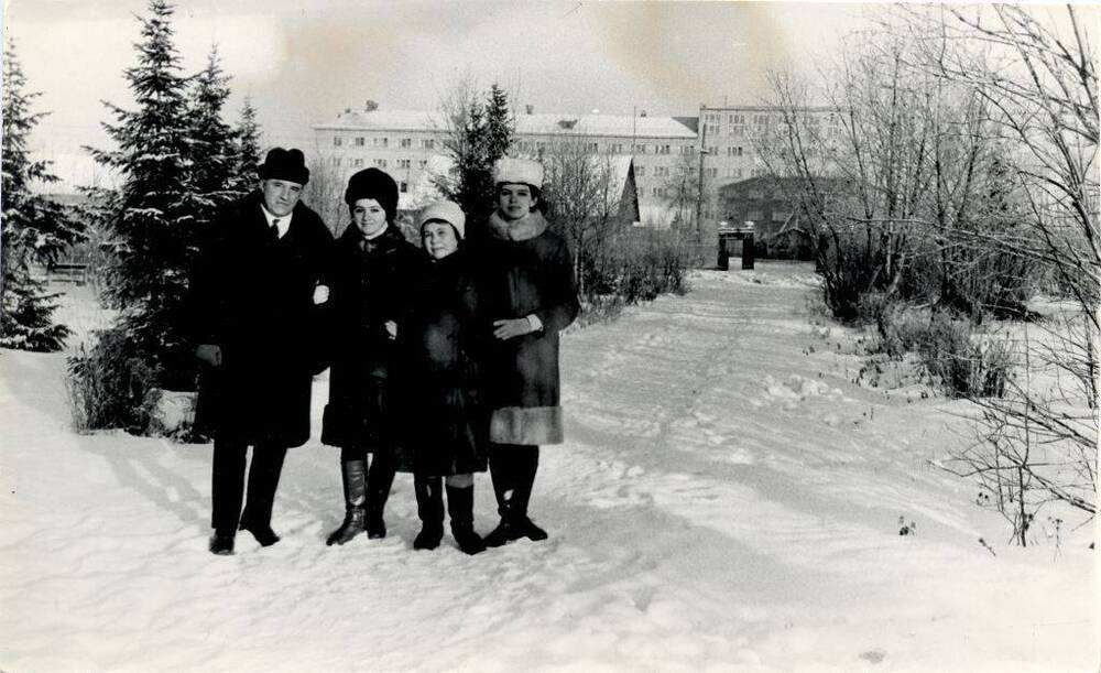 Фото чёрно-белое, групповое Коняев И.С. в парке, г. Печора, 1971 г. 