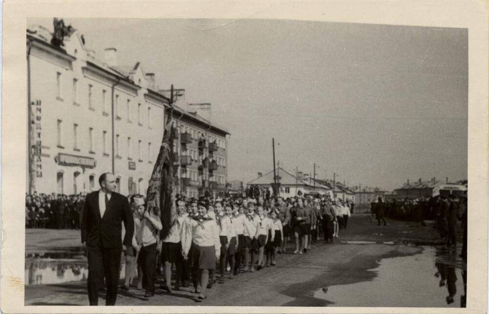 Фото чёрно-белое, сюжетное Коняев И.С. на демонстрации, г. Печора, май 1972 г. 