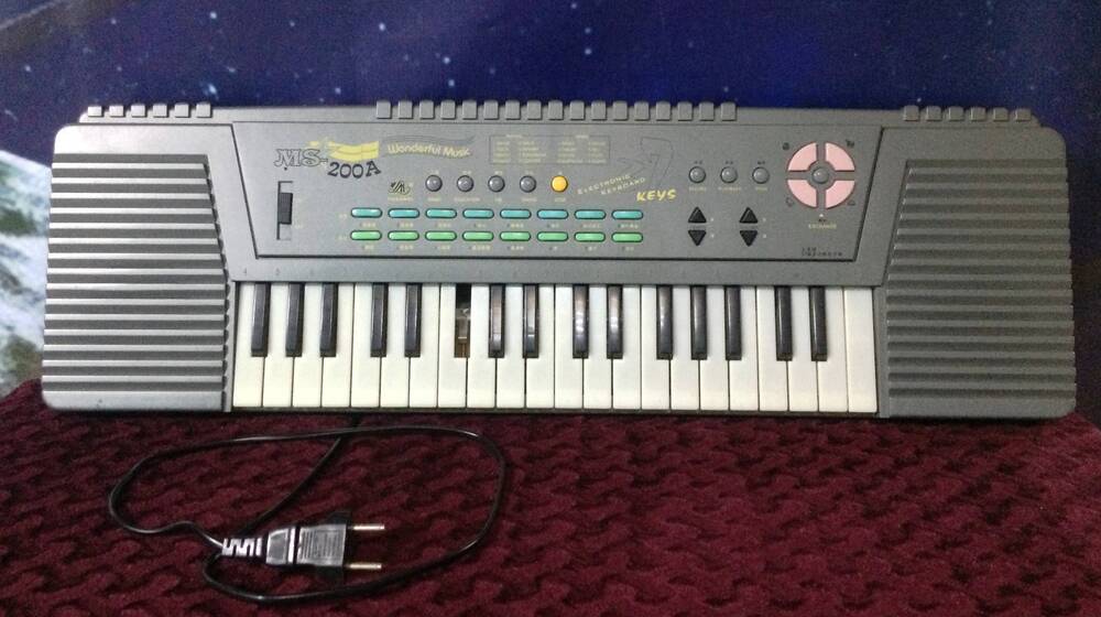 Синтезатор электронный MS-200А, серого цвета.