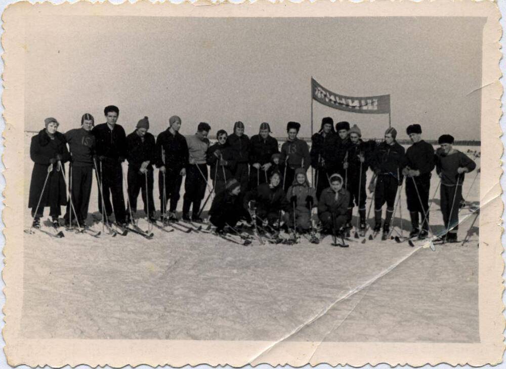 Фото чёрно-белое, групповое Закрытие зимнего спортивного сезона в г. Печора, 1960 г.